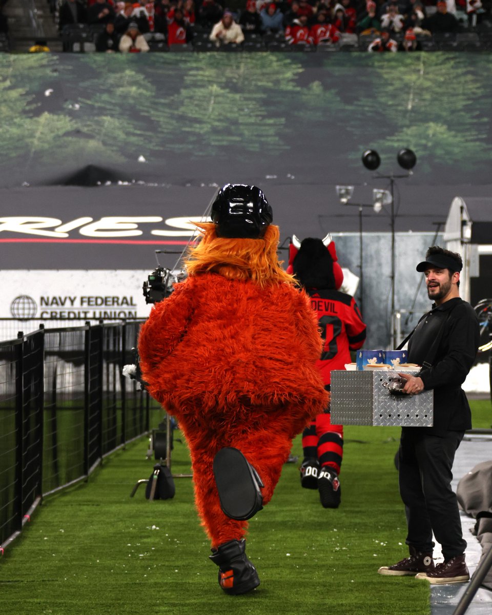 An unforgettable #StadiumSeries moment. 🫣

Cc: @NJDevil00 & @GrittyNHL