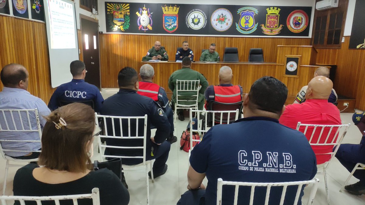 #SucreAvanzaEnPlan95 || Desde la ZODI Sucre53, el G/D Alejandro León Vera, secretario de seguridad ciudadana del estado #Sucre, presidió una reunión ordinaria con los diversos organismos de seguridad para analizar la eficacia del Dispositivo Carnavales Seguros 2024. @GPintoVzla