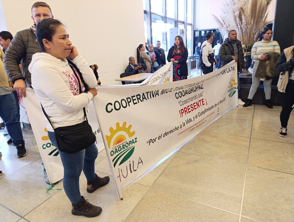 cooagropaz's tweet photo. #CumplanLoPactado
#PazEsGarantías
Por compromisos y acuerdos reales con las comunidades y territorios, realizamos esta acción legítima de exigibilidad del DERECHO AL ACCESO A LA TIERRA, PROTECCIÓN DE LA VIDA Y PROYECTOS PRODUCTIVOS.
Por la vida y la paz unidos en pie de lucha. https://t.co/arfTIwqgUW