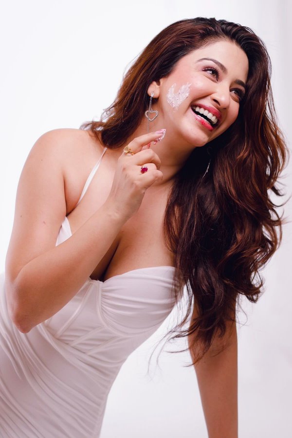 GGtOd5bbAAAMulD?format=jpg&name=900x900