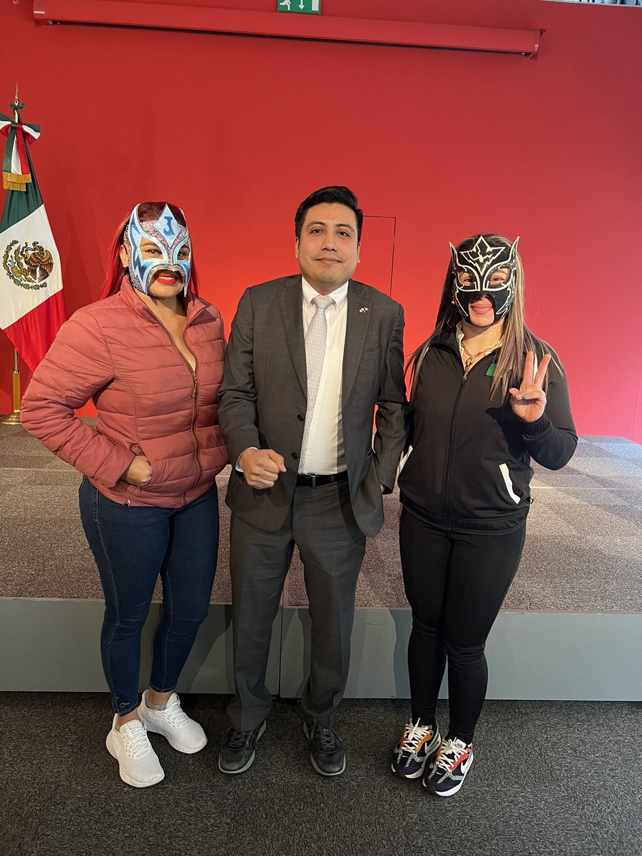 ringizui2's tweet photo. メキシコ大使館領事のイバン氏には大変お世話になっている。前回の興行では最後にリンク上から挨拶もしていただき、日墨交流を話していただいた。25日新木場も来ていただけることになり感謝。　　
#メキシコ大使館　#CMLL https://t.co/mwG4IuRQfk