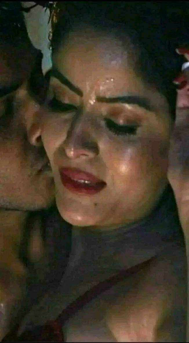 هى الست وهى فى حضن الراجل عايزة إيه..
غير إن كل حتة فيها تترعش وتتنفض وتنطق باسمه..
الراجل لازم يدي لكل حتة فيها حقها من أول شفايفها لحد شفايف ك  س ها.. لازم يفركها فرك ويفرفرها وهى جوه حضنه.. يدوق ويمزمز كل حتة.. يخليها تنسى الدنيا كلها..
الست بتعشق ضعفها فى حضن الراجل.