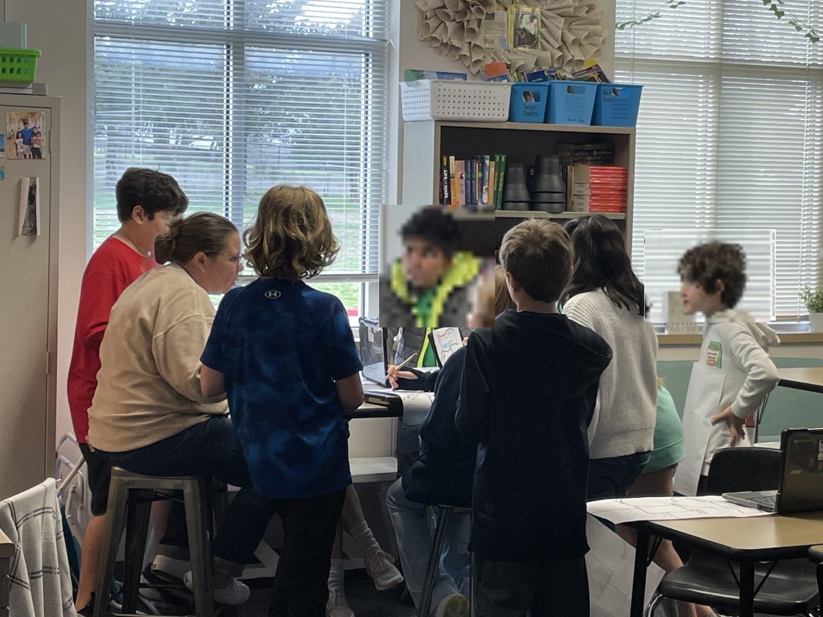 CERT_Region10's tweet photo. Clinical Teacher, Melissa, has great success leading a small group and a poster mini lesson! Way to go Melissa. Great job!! #StartHereStayHere #Region 10 https://t.co/ovLdWNnz4c