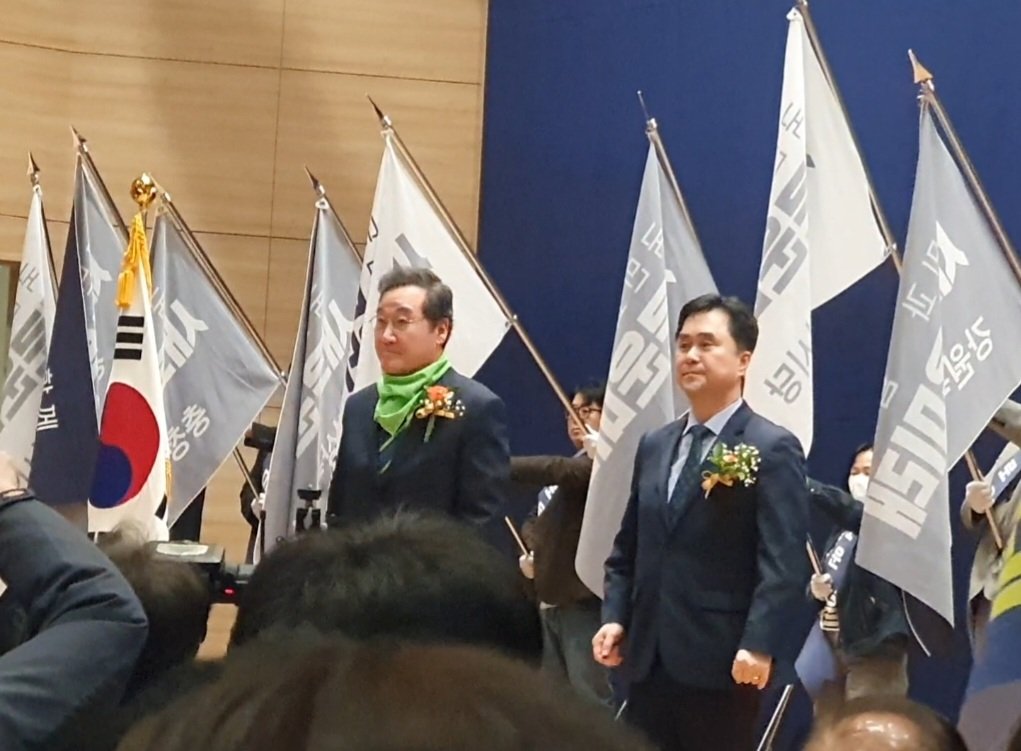 다시 우리의 깃발을 듭시다.
새로운미래를 펄럭입시다.
당당하게 외칠수 있는
정치다운 정치를
새로운미래로 보여줍시다.

이낙연대표님, 김종민의원님.
힘드시겠지만, 여러 고비가 더 큰 물줄기를 만들어 줄 것입니다.
힘내십시요! 
의롭고 올바른 당원들이 지켜드리겠습니다.