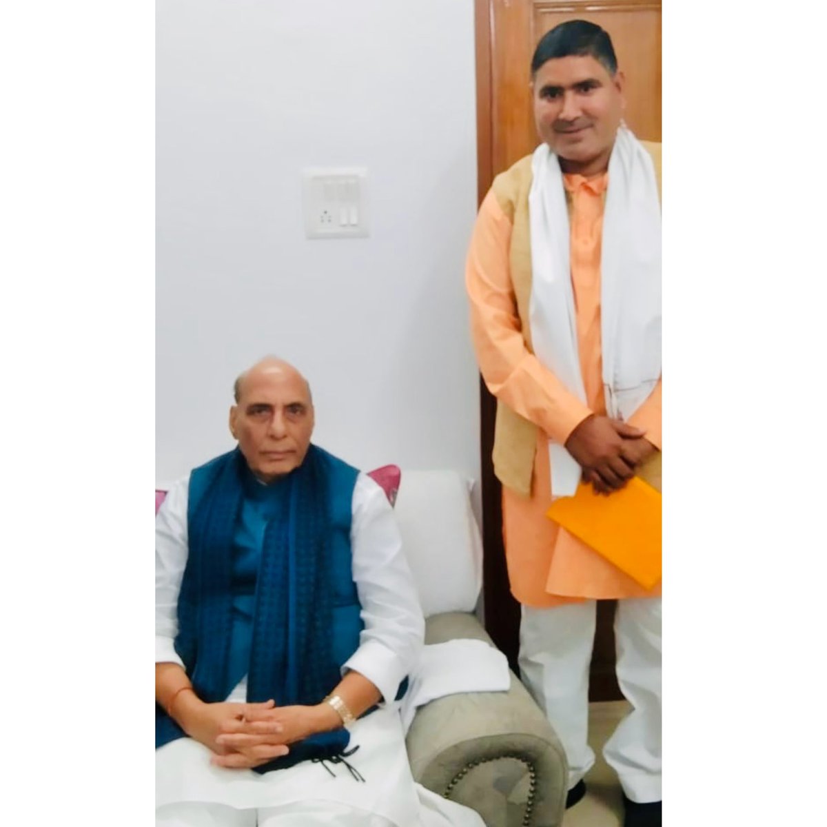 sldixitbjp's tweet photo. आज दिनाँक 19 फरवरी 2024 को स्वर्गीय पिता श्री सुंदरलाल दीक्षित जी के मित्र भारत सरकार के रक्षा मंत्री माननीय श्री राजनाथ सिंह जी से उनके लखनऊ निवास पर औपचारिक मुलाक़ात की व अन्य राजनीतिक आगामी चुनाव पर चर्चा हुई साथ में चाचा श्री प्रेम नारायण (पप्पू) दीक्षित व अन्य साथियों के साथ https://t.co/I80fBRJG0A