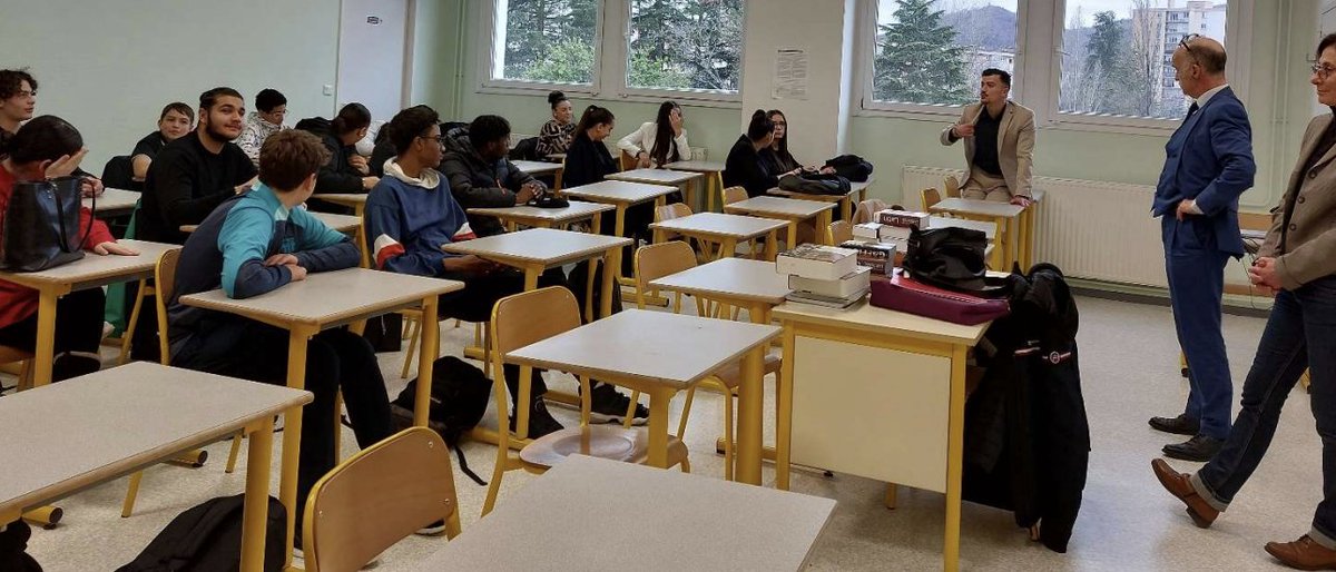 ChVerdonnet's tweet photo. Ravi d'avoir échangé au lycée des Glières avec les élèves de 2PRC2, aux côtés de Sandrine Caillet, sur les attentes et exigences pour réussir dans les métiers administratifs et relations commerciales dans le domaine de l’immobilier. https://t.co/TKdFms0T5e