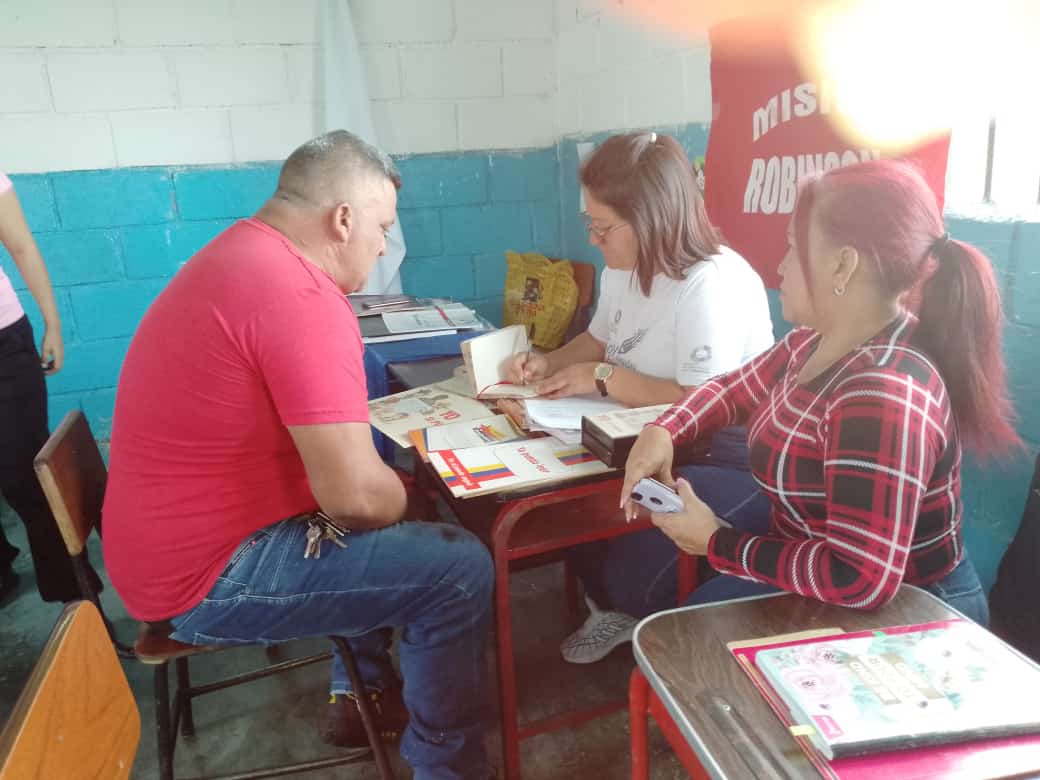 misiontachira1's tweet photo. #EnDesarrollo|La Coordinadora Estadal de Robinson @LuzTachira23 presente en Jornada Social Amor en Acción junto a la Fundación @famitachirense desde el Sector el Junco Municipio Cárdenas.
#PuebloMaduroQueAvanza

@NicolasMaduro 
@_LaAvanzadora 
@Sociabolivarian 
@MisinRobinsonP2 https://t.co/2rSYlgRBxF