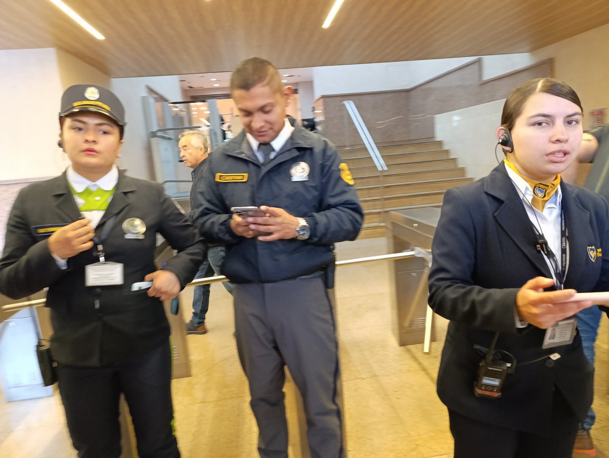 Hoy realizamos una #toma pacífica al edificio de la ARN y SAE con el fin de ser escuchados para exigir lo pactado. El cuerpo de seguridad ha perfilado a personas  #firmantesdepaz #victimas y #lideressociales de Huila. Amenazan con intervención de la fuerza pública.