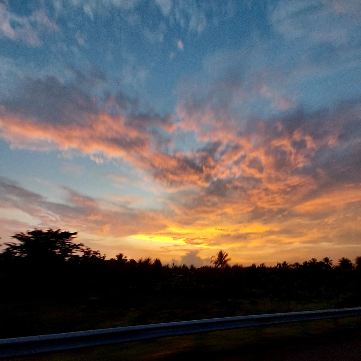 andretz23's tweet photo. Langit adalah kanvas, jadi lukislah hidupmu sendiri. https://t.co/2MehWIWrTu