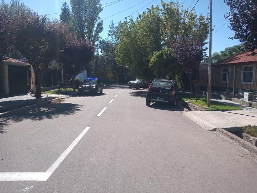 MATIPASCUALETTI's tweet photo. Conductora cayó con su auto a una acequia en Luján. Buscó una camioneta para sacar el auto y también cayó a la acequia. La alcoholemia le dió +1.15
El policía le preguntó: "Sra usted tomó"?
La mujer respondió: "Como cualquier domingo"
Policía le dijo: "pero es lunes" @radionihuil https://t.co/q9aHXDqauc
