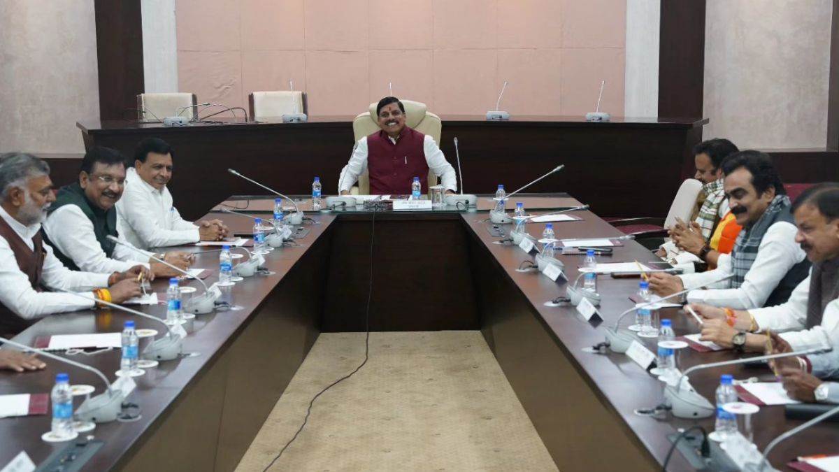 पिछले दो माह में नियुक्ति,रिजल्ट और कैलेंडर से संबंधित त्वरित निर्णय लेकर सरकार ने युवाओं की प्राथमिकता को दर्शाया है।
#युवाओं_के_साथ_मोहन_सरकार
#युवाओं_के_साथ_मोहन_सरकार
<a href="/DrMohanYadav51/">Dr Mohan Yadav</a> <a href="/CMMadhyaPradesh/">Chief Minister, MP</a>