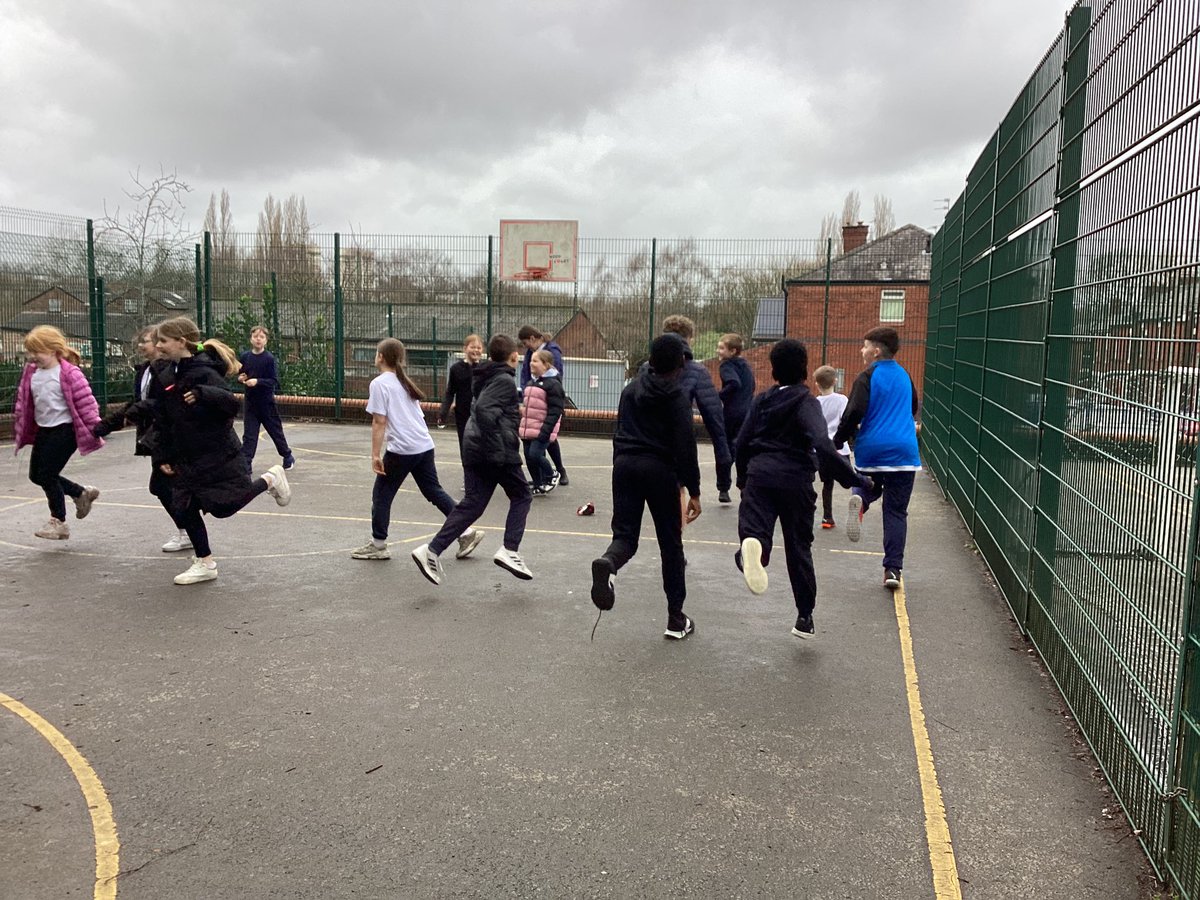 Vernon56KS2's tweet photo. In PE, we have been developing our teamwork and communication skills by playing some games! Ask us what tools we have used to enable us to communicate effectively! #VPPPE https://t.co/seUxd056xP