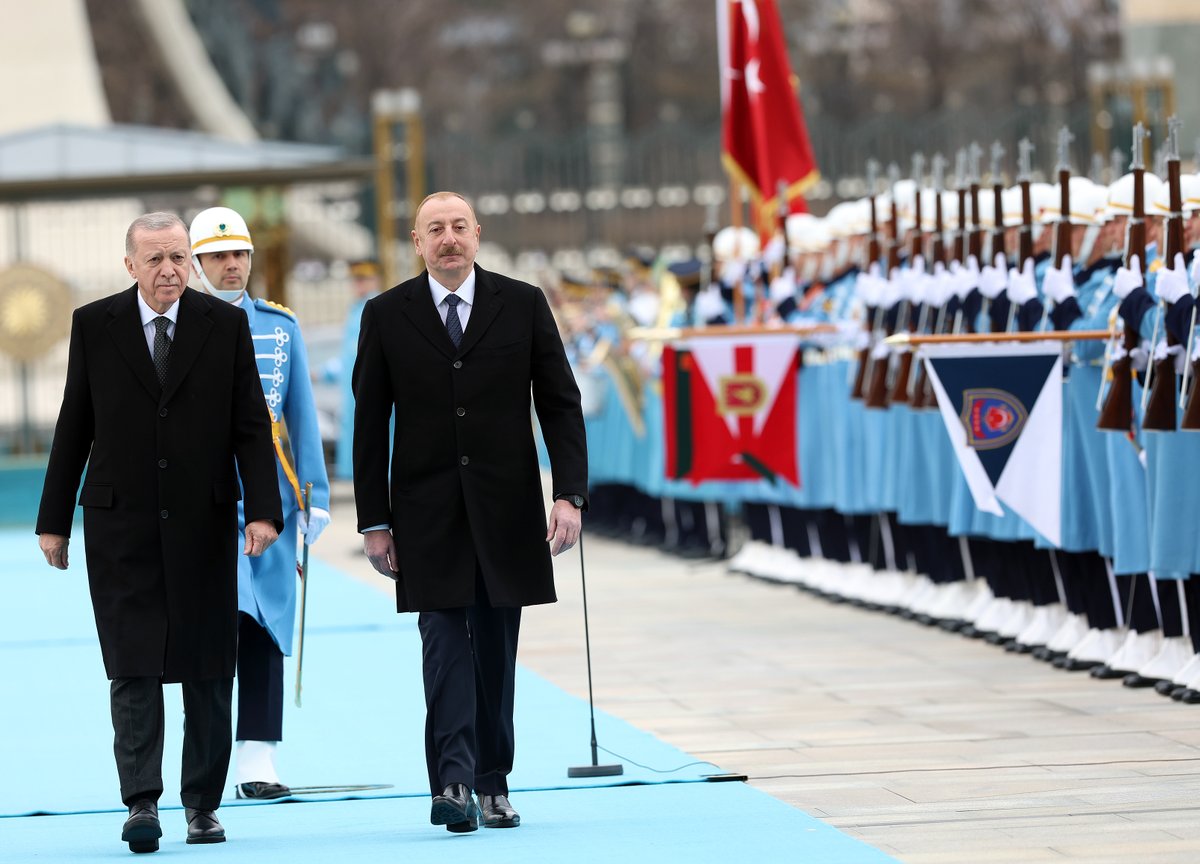 RTErdogan's tweet photo. Aziz kardeşim İlham Aliyev’i, halkının yüksek teveccühüyle beşinci defa Can Azerbaycan’ın Cumhurbaşkanı seçilmesi vesilesiyle tebrik ediyorum.

İlham kardeşimin, seçimin hemen ardından ilk resmî yurt dışı ziyaretini Türkiye’ye yapmasından büyük bahtiyarlık duydum. 🇹🇷🇦🇿           

Aziz kardeşimle gerçekleştirdiğimiz görüşmelerde ikili ilişkilerimizin tüm yönlerini gözden geçirdik, bölgesel ve uluslararası konuları değerlendirdik.

Toplam ticaret hacmimiz geçtiğimiz sene ilk defa 7,5 milyar dolar seviyesini yakaladı. 
 
15 milyar dolarlık hedefimize ulaşmak için gayretlerimizi artırma kararlılığındayız.

Kritik meydan okumaların yaşandığı bir dönemde ülkelerimizin ulaştırma ve enerji alanlarındaki potansiyelini geliştirmemiz gerektiği aşikârdır.

Bakü-Tiflis-Kars Demir Yolu Hattı esasen bunun en somut örnekleri arasında yer alıyor.

Azerbaycan ile Ermenistan arasında kalıcı barış anlaşmasının imzalanmasının bölgemiz ve dünyada barış, huzur ve istikrar için yeni bir umut kaynağı olacağı şüphesizdir.

Ermenistan’ın uzun vadeli düşünerek stratejik bir perspektifle bu süreci değerlendirmesi gerektiğine inanıyoruz. 
 
Görüşmelerimizde İsrail’in Gazze’de bütün insanlık değerlerini ve uluslararası hukuku ayaklar altına alan katliamlarını ve bölgemizi ilgilendiren diğer ihtilafları da değerlendirdik.

Aile meclisimiz Türk Devletleri Teşkilatındaki birliğimizin daha da kurumsallaşması ve güçlenmesi için çalışmaya devam ediyoruz.

Önümüzdeki süreçte Can Azerbaycan’la kardeşlik hukukumuz ve Şuşa Beyannamesi’nde ortaya koyduğumuz ruhla yol yürümeyi sürdüreceğiz.

Rabbim muhabbetimizi, gardaşlığımızı daim eylesin…