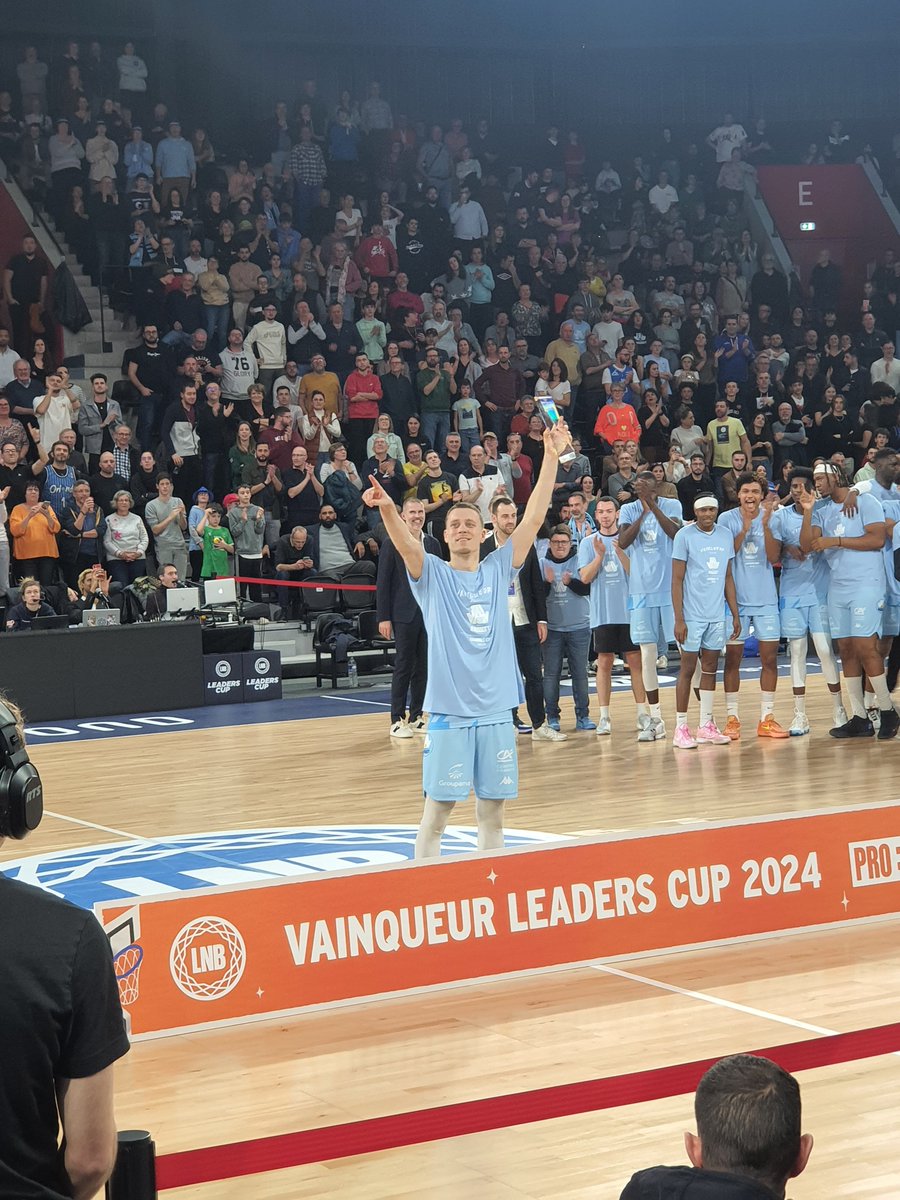 Et les vainqueurs de la Leaders cup <a href="/LNBofficiel/">Ligue Nationale de Basket</a> 2024 sont... le <a href="/ParisBasketball/">Paris Basketball</a> et la <a href="/jav_basket/">JA Vichy Basket</a> 🔥🔥🔥

Félicitations aux joueurs des deux équipes ainsi qu'à <a href="/TjShorts5/">Tj Shorts</a> et <a href="/seb_speedy_cape/">sebastien cape</a> tous les deux élus MVP de leur finale! 🏆

📸 <a href="/LNBofficiel/">Ligue Nationale de Basket</a>
#LeadersCup #Champions #MVP