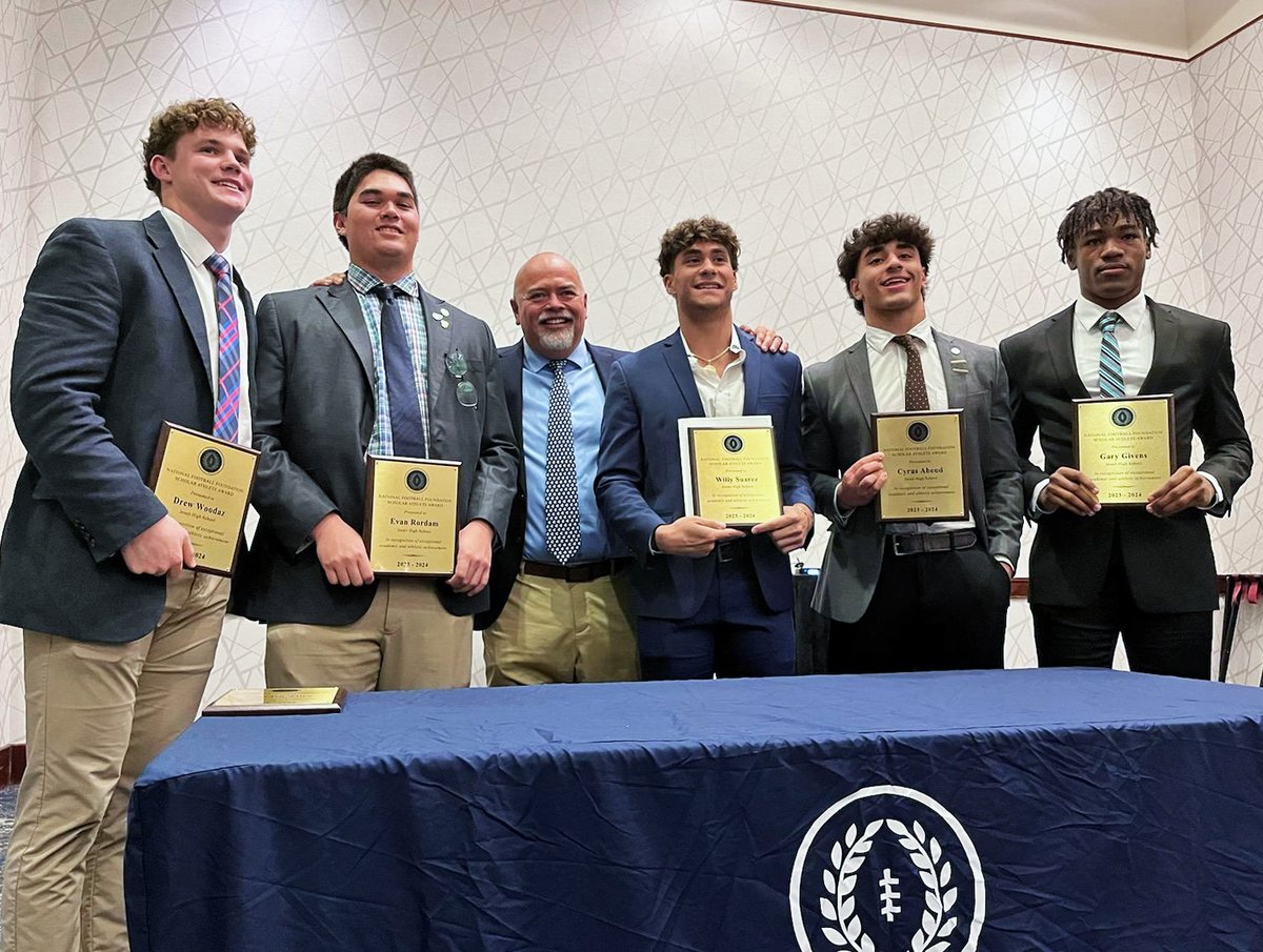 Congratulations to the five seniors with @JesuitTigers_FB who earned the prestigious Scholar-Athlete Award from the National Football Foundation: Drew Woodaz, Evan Rordam, (head coach Matt Thompson), Willy Suarez, Cyrus Aboud, and Gary Givens!

#AMDG #GoTigers #JesuitFootball