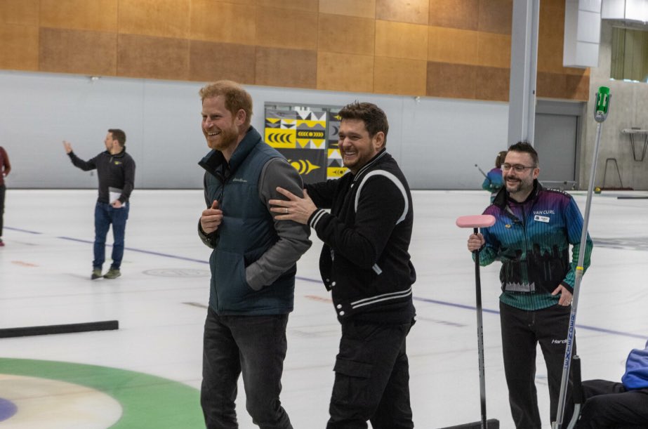 ChrisBaronSmit1's tweet photo. #IG25OneYearToGo Recap. The Duke and Duchess spent time with Invictus alumni, military families, sponsors, supporters, Michael Bublé and Luisana Lopilato. The Duke spoke from the heart and delivered touching remarks to those gathered. #InvictusGames💛🖤 https://t.co/zczBYhskqQ