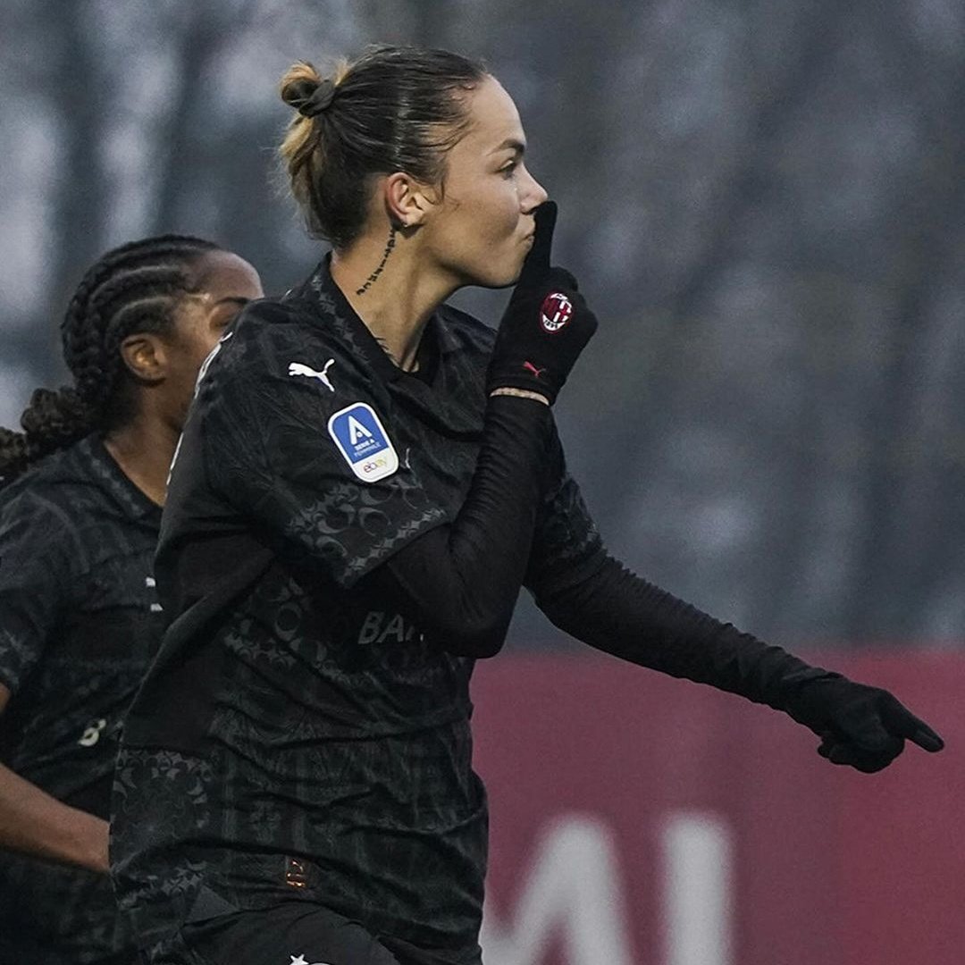 MILANO È ROSSONERA🔴⚫

Gran victoria del #MilanFemminile ayer ante el Inter por 2-1 con gol de Staskova y un autogol de Alborghetti se cerró la temporada regular en la 'cima' del grupo de descenso con 21 puntos.