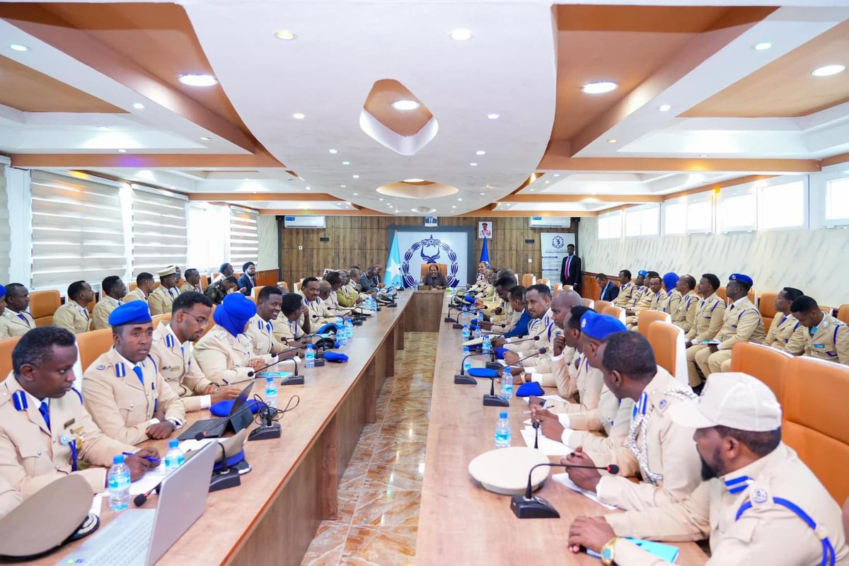 dhoorebbc's tweet photo. #Somalia's President @HassanSMohamud told police to discharge their duties with ethics that encompass moral values and professional standards in law enforcement following his visit to Police Headquarters in #Mogadishu on Monday. https://t.co/LVQEzvRJEl