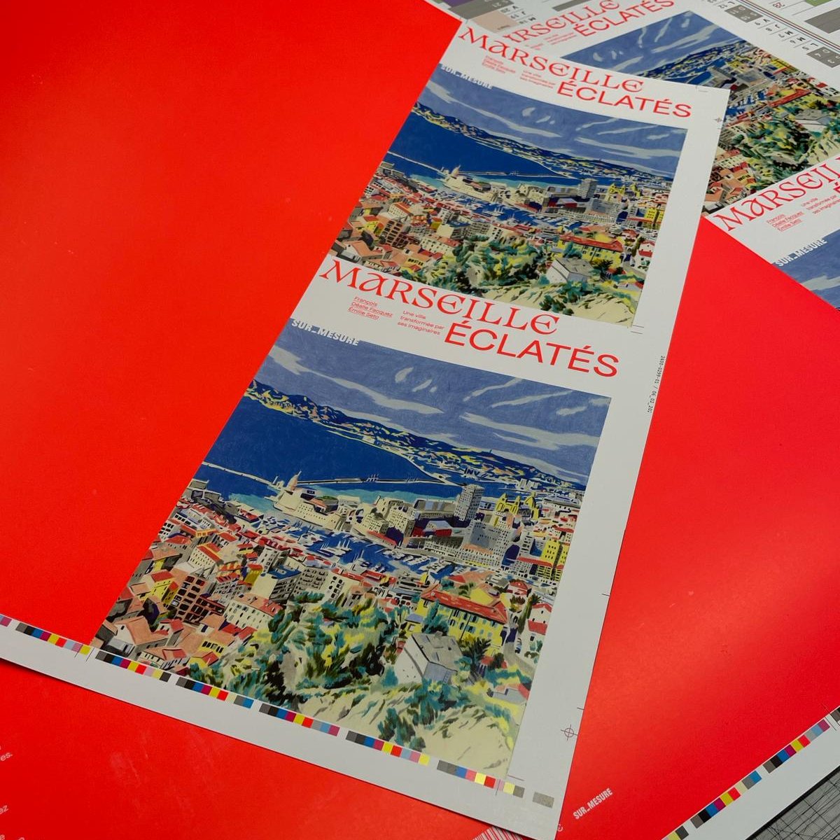 Revue_SurMesure's tweet photo. ÉDITION ▌TADAAAA !

🥳 Heureux·ses de vous annoncer la sortie prochaine de 𝑀𝑎𝑟𝑠𝑒𝑖𝑙𝑙𝑒/ 𝐸𝑐𝑙𝑎𝑡é𝑠. 𝑈𝑛𝑒 𝑣𝑖𝑙𝑙𝑒 𝑡𝑟𝑎𝑛𝑠𝑓𝑜𝑟𝑚é𝑒 𝑝𝑎𝑟 𝑠𝑒𝑠 𝑖𝑚𝑎𝑔𝑖𝑛𝑎𝑖𝑟𝑒𝑠 !

📚Dispo en librairie à partir de mars !
🤘Pour le commander : https://t.co/2FUISDnrQj https://t.co/tDMgz86Mci
