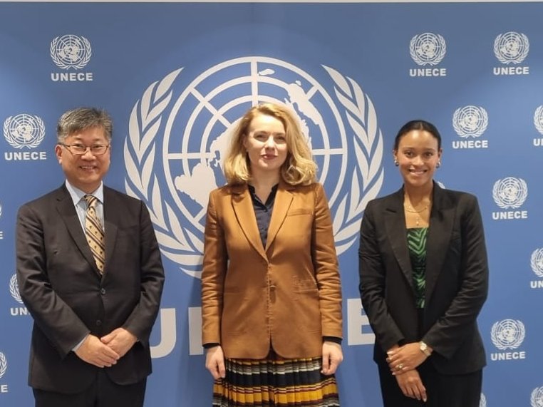 I am in Geneva for the <a href="/UNECE/">UNECE</a> annual #ICT meeting - a great opportunity to meet with ExSec <a href="/Tatiana_Molcean/">Tatiana MOLCEAN</a>. We discussed UNECE's new #decarbonisation strategy and plans for #COP29 - building on the #transport-#energy-nexus Ministerial <a href="/ITF_Forum/">International #Transport Forum 🌎</a> organised at #COP28.