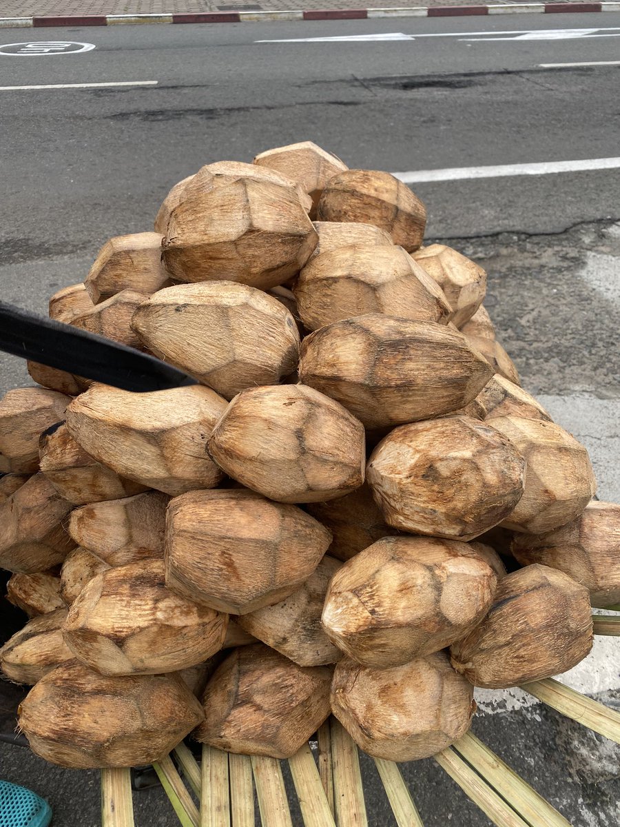 egsabores_'s tweet photo. ¿Alguien quiere darse un pequeño gusto? 
Cocos de Ukomba.

#AlimentacionGuineana #GuineaEcuatorial #Turismo https://t.co/5gm5duWAic