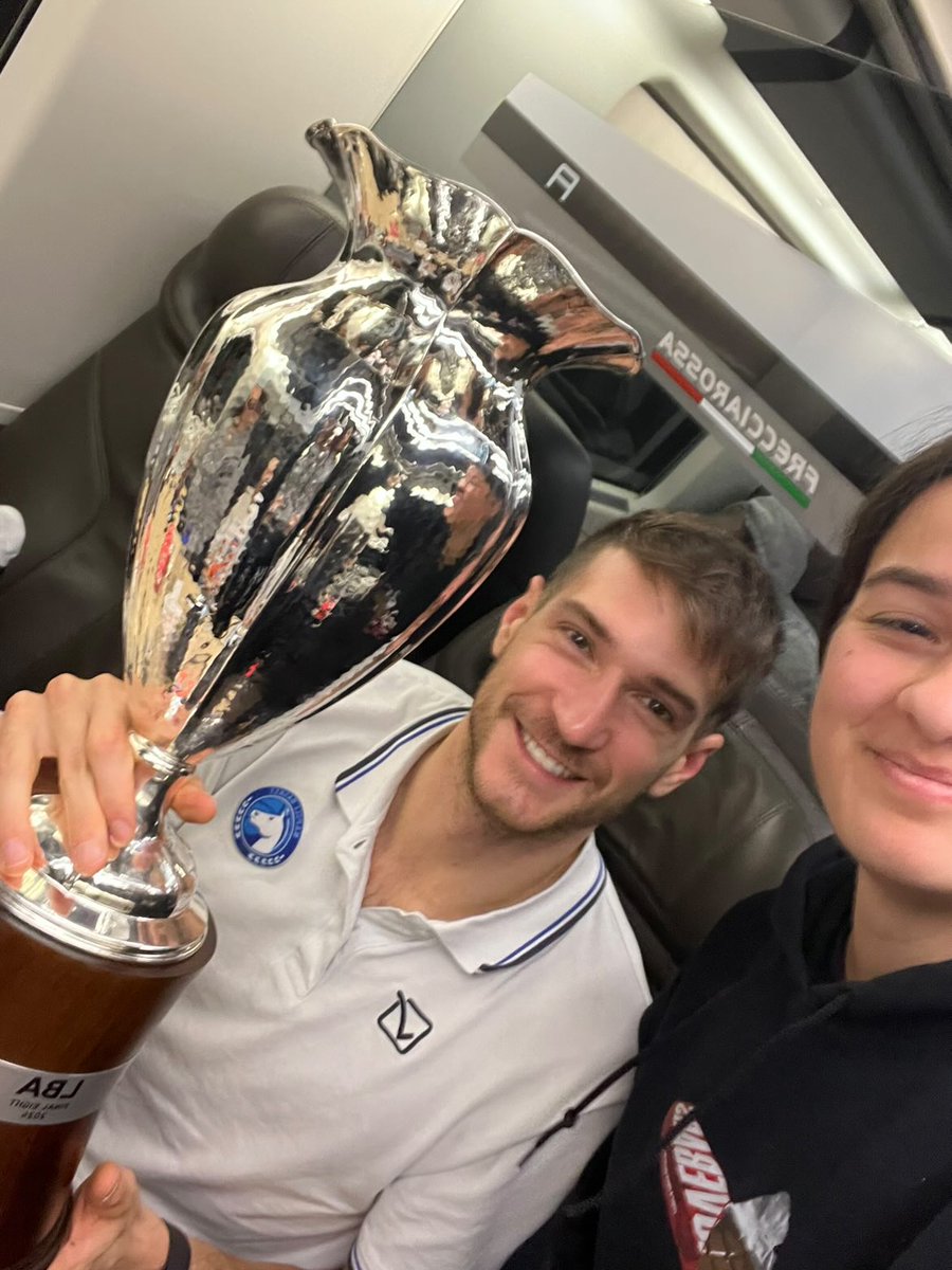 Non tutti i tifosi sono invadenti. Poco fa una ragazza tifosa di Napoli ha scoperto, grazie ad un nostro post, di viaggiare sullo stesso treno della squadra, ma era titubante sul da farsi. Abbiamo scritto al capitano <a href="/giodenik/">Giovanni de Nicolao</a> De Nicolao che ha risposta subito invitandola ad