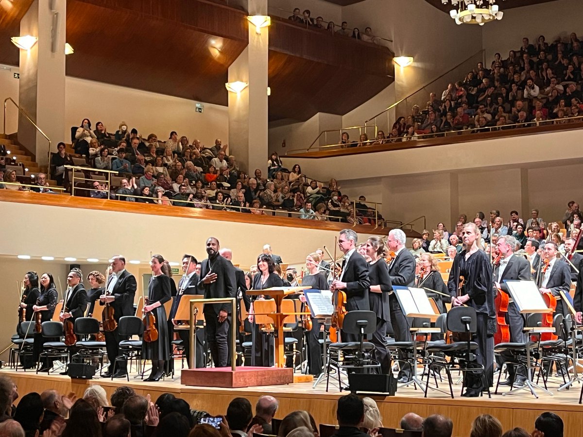 HarrisonParrott's tweet image. #BehindtheScenes of @hppolyarts&apos;s @simoncarlos1 and @LeticiaMoreno_v with the HP Team and @NatSymphonyDC, as well as a glimpse of our Madrid Office! 🏠

#HPMadrid #NSOTour #HPTeam