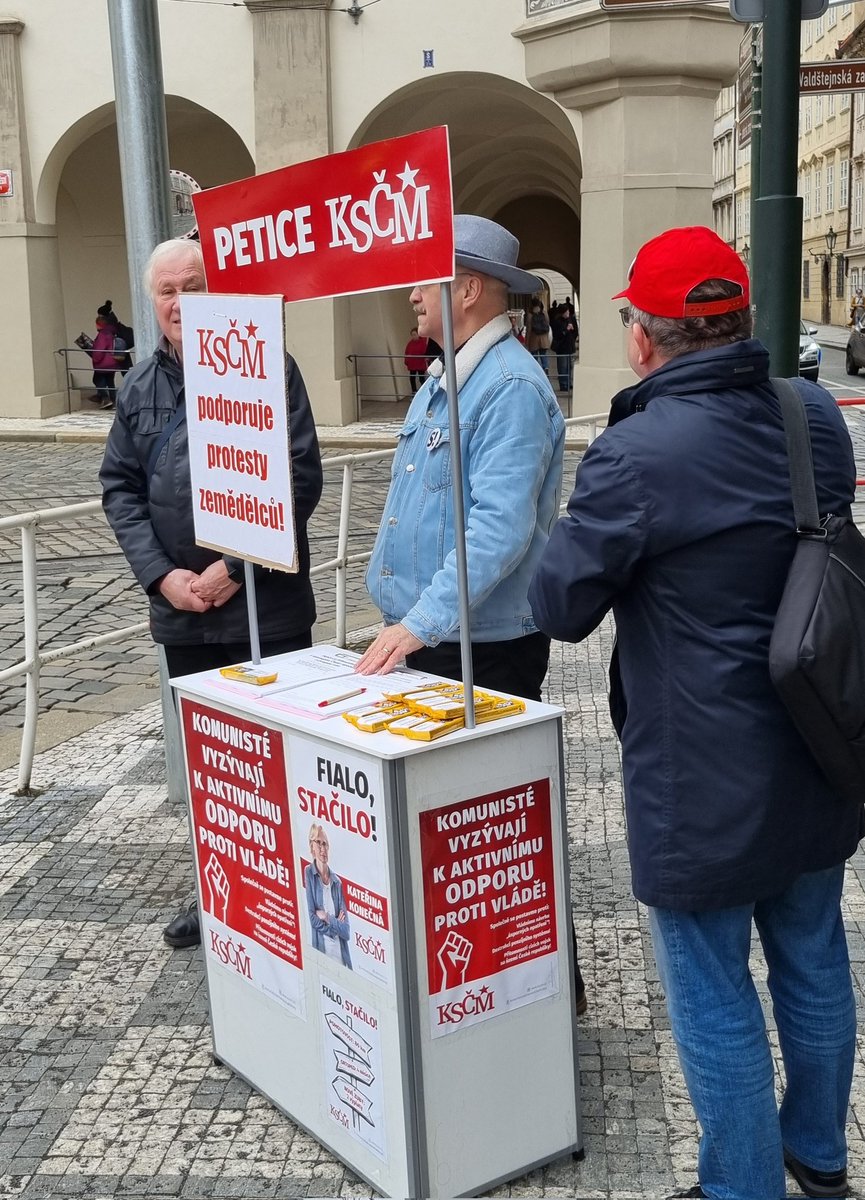 Sice nikdo úplně neví proč zemědělci protestují, ale když jde o rozesíráni, tak jsou komunisti vždy připraveni. Zvlášť v únoru...