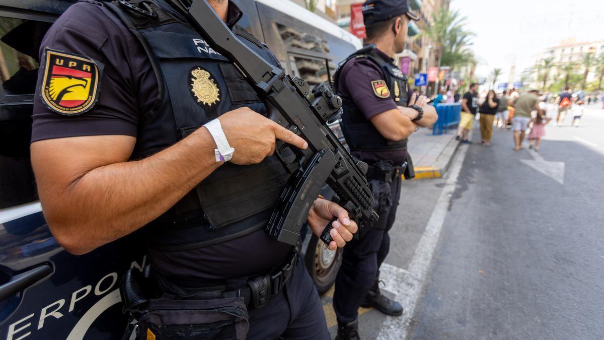 herqles_es's tweet photo. 🇪🇸 | Algunas noticias de las últimas 48 horas en España: 

Detenido un magrebí por robo con violencia en el metro de Barcelona.

Detenido un magrebí por entrar en una vivienda a robar en Beloso, Navarra.

Dos magrebíes atracan a punta de navaja y pistola una óptica en Zaragoza. 

A juicio un conductor kamikaze de nacionalidad marroquí en Manacor. 

Dos argelinos se enfrentan a dos años de cárcel por propinar una brutal paliza a un hombre en Pedrola, Zaragoza. 

Dos colombianos se enfrentan a 30 años de cárcel por asesinar a un hombre en un pub de Santiago. 

Cinco extranjeros imputados por violar a una mujer en San Sebastián. 

Dos apuñalados en menos de 10 horas en Madrid a manos de bandas latinas. 

Detenido en Coslada un extranjero armado por agredir a un agente de policía. 

Tres marroquíes detenidos en Málaga por robar con violencia a un joven discapacitado en plena calle. 

Cuatro argelinos detenidos por ocupar una vivienda en Palma. 

Detenidos 3 marroquíes y paraguayos por asaltar 18 comercios en el Collado de Villalba.

Detenidos 3 marroquíes por robo con violencia en una vivienda en Orihuela.