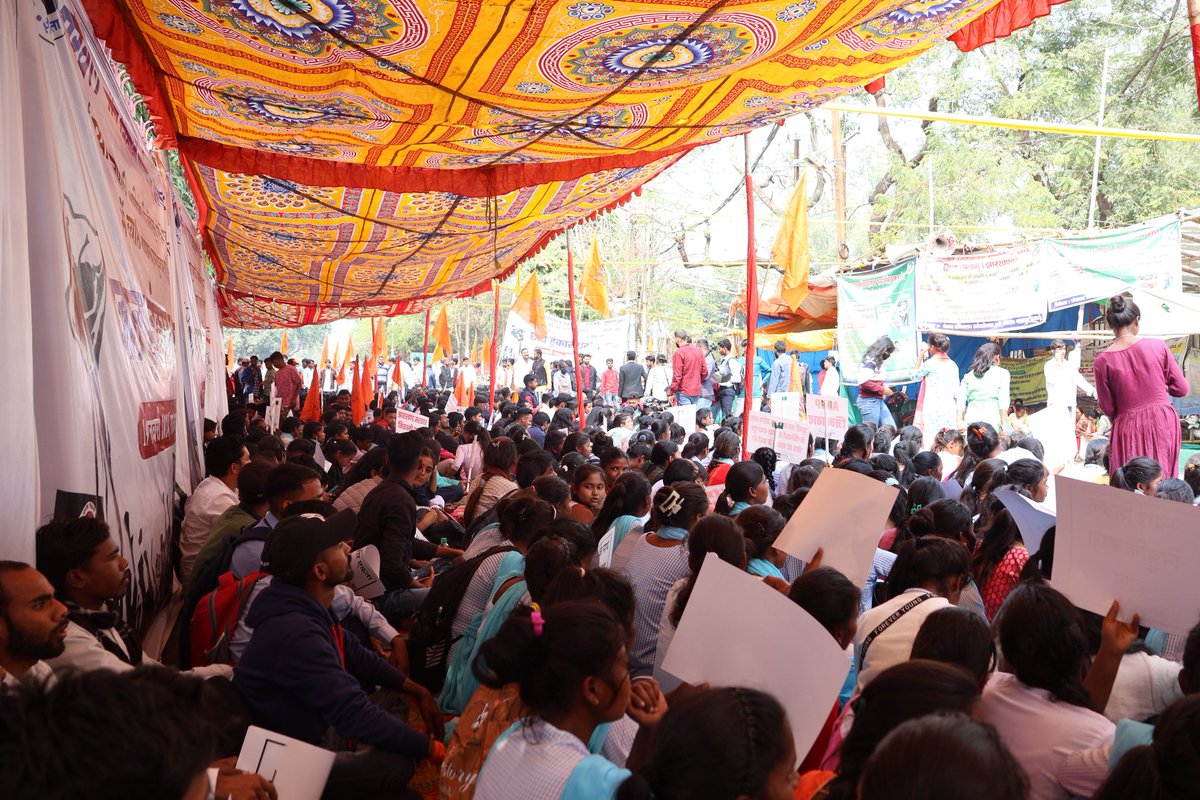 JharkhandABVP's tweet photo. आज अभाविप झारखंड प्रांत द्वारा झारखंड में स्थाई कुलपति नियुक्ति एवं विश्वविद्यालय में व्याप्त शैक्षणिक कुव्यवस्था को दूर करने हेतु राजभवन के समक्ष आयोजित एकदिवसीय छात्र हुंकार धरना को संबोधित करते हुए राष्ट्रीय विश्वविद्यालय सह कार्य प्रमुख श्री विनीत पाण्डेय ने कहा कि विश्वविद्यालय एवं महाविद्यालय में व्यापक शैक्षणिक अराजकता,छात्रों के पैसे का दोहन,पिछले एक वर्षों से  विश्वविद्यालय प्रभारी कुलपति एवं प्रभारी अधिकारियों के बदौलत चल रहा हैं,प्राइवेट एजेंसीयो के द्वारा परीक्षा विभाग में बड़े पैमाने पर पैसे का दोहन तथा भ्रष्ट्र शासन तंत्र छात्रों को मूलभूत समस्या देने मे भी असक्षम हैं , CGL जैसी परीक्षाओं में भ्रष्टाचार बड़े पैमाने पर व्याप्त है,राज्य मे गिरती शिक्षा व्यवस्था को देखते हुए भ्रष्ट सरकार एवं भ्रष्ट्र शासन तंत्र को उखाड़ कर फेकने की आवश्यकता है।
#छात्र_हुंकार_धरना