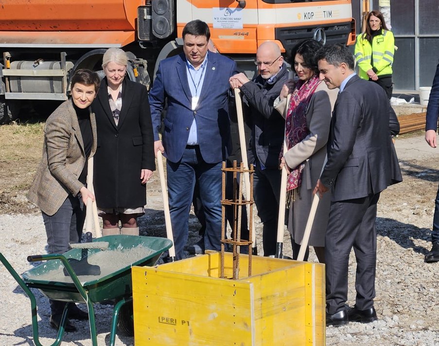 EBRD's tweet photo. Proud to support Serbia in building science and technology parks! Our Matteo Colangeli &amp; @SerbianPM laid the cornerstone of one such park in Niš. Through last year’s €80 million investment, we’re contributing to the retention of young talent &amp; entrepreneurship across the country https://t.co/XhdBNgVV0n