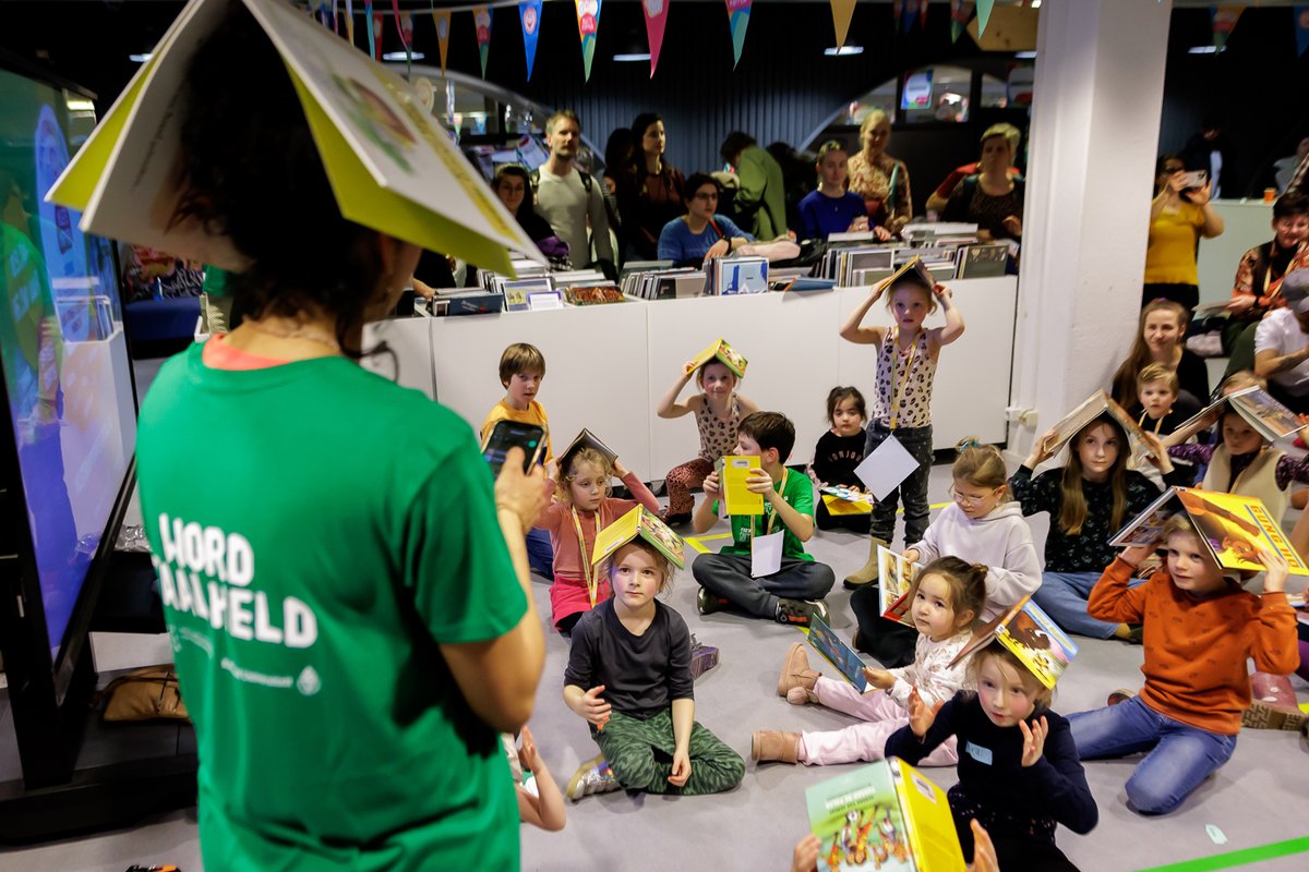 Kletskoppenfest's tweet photo. Wat een dag! 🥳 Met maar liefst 1400 bezoekers, waarvan zo'n 800 #kinderen was dit het best bezochte #Kletskoppen #Festival ooit! Ontzettend veel dank aan iedereen die het festival mogelijk maakte! Lees ook (voor abonnees): https://t.co/E6CpPLV7Ix @ru_letteren 📸 Marcel Krijgsman https://t.co/y3ycTs9StG