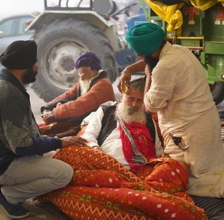 harjind66859698's tweet photo. ਇਹ ਕਿਸਾਨ ਹਨ ਅੱਤਵਾਦੀ ਨਹੀਂ
ਸਰਕਾਰ ਨੇ ਇਹਨਾਂ ਨੂੰ ਸੜਕਾਂ ਤੇ ਰੁਲਣ ਲਈ ਮਜਬੂਰ ਕਰ ਦਿੱਤਾ।
#FarmersProtest2024
 #FarmerProtest https://t.co/UtaIi6o7ck