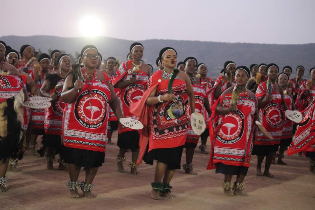 ThAfricanRoyals's tweet photo. #eswatini🇸🇿 TM King Mswati III and Queen Mother Ntfombi of Eswatini at #buganufestival2023
#buganuceremony #buganufestival #eswatiniroyalty #eswatini #eswatiniroyals #eswatiniroyalfamily
Photos: @EswatiniGovern1 https://t.co/Wp4qH5OW7i