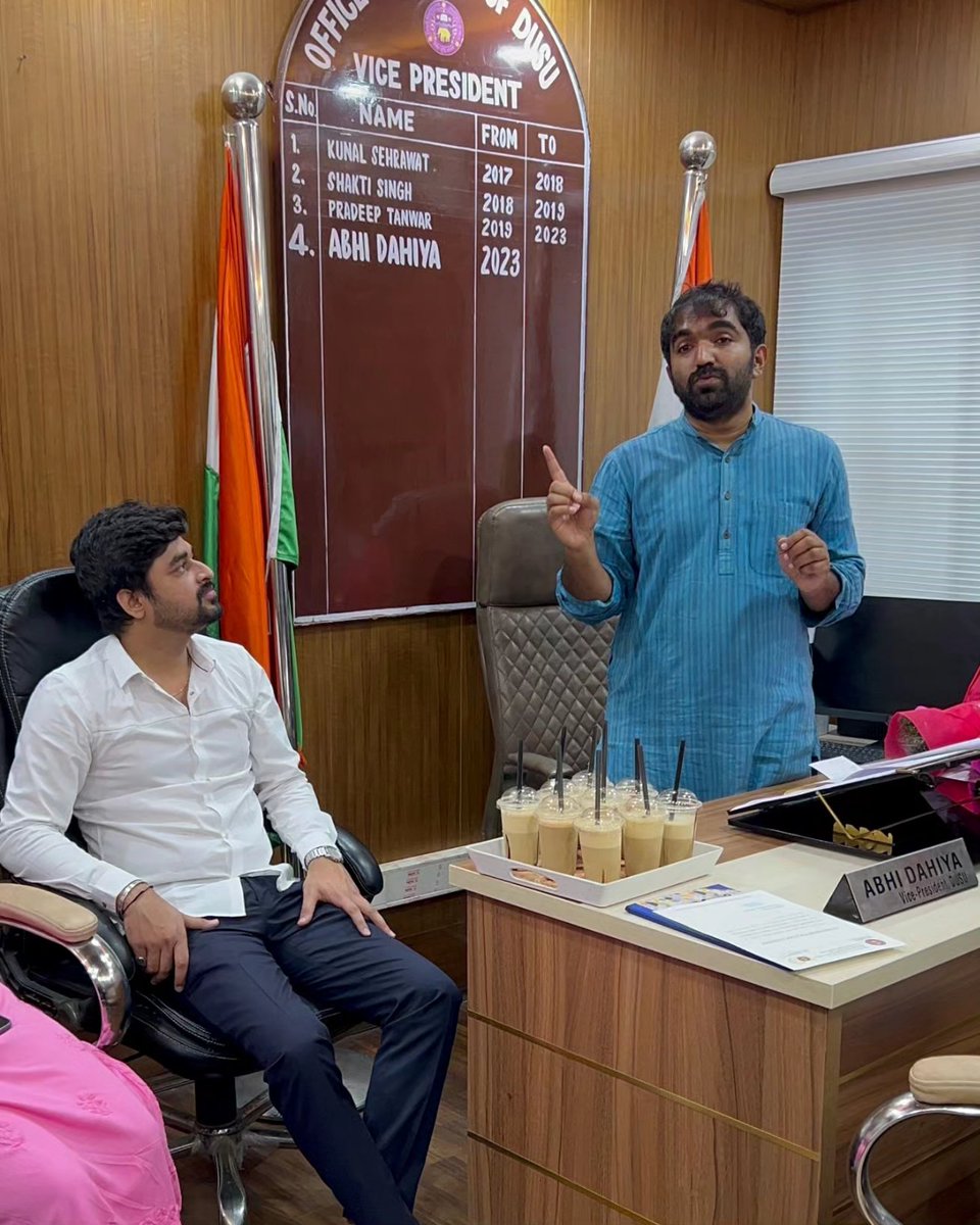 abhiidahiya's tweet photo. "आज दिल्ली यूनिवर्सिटी स्टूडेंट्स यूनियन के ऑफिस में पथुपल्ली,केरल से विधायक चैंडी ऊम्मेन जी का हार्दिक स्वागत किया। उनके साथ बिताए गए समय ने हमें इनके समर्थन की गहरी भावना से परिपूर्ण किया। आगे की परियोजनाओं में उनका साथ हमें और भी ऊर्जावान बनाता है। 🌟 #Kerala #dusu #abhidahiya https://t.co/WHtr73hl9H