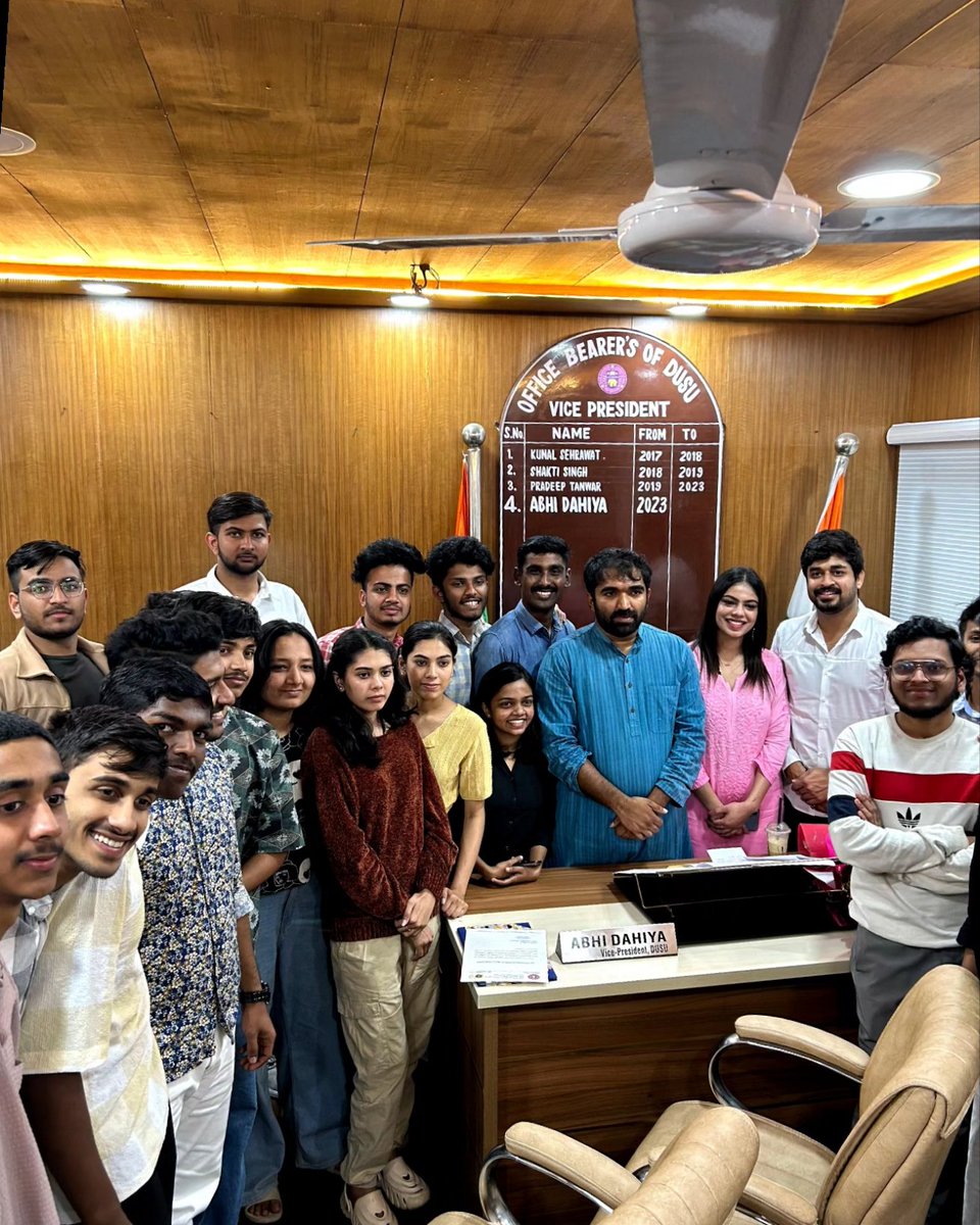 abhiidahiya's tweet photo. "आज दिल्ली यूनिवर्सिटी स्टूडेंट्स यूनियन के ऑफिस में पथुपल्ली,केरल से विधायक चैंडी ऊम्मेन जी का हार्दिक स्वागत किया। उनके साथ बिताए गए समय ने हमें इनके समर्थन की गहरी भावना से परिपूर्ण किया। आगे की परियोजनाओं में उनका साथ हमें और भी ऊर्जावान बनाता है। 🌟 #Kerala #dusu #abhidahiya https://t.co/WHtr73hl9H
