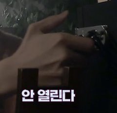 plus_moa_'s tweet photo. 엄지손가락 뼈 자기주장 심한 거 좋음 https://t.co/5nzFy6QNWa