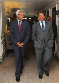 Mzee Kikwete: Nimeona picha uko na bwana Edward Ridhiwani: Eeh, nilikutana naye uwanja wa taifa. Tulikuwa tunaangalia mpira Mzee Kikwete: Naye alikuja kuangalia mpira? Ridhiwani: Ndiyo Mzee Kikwete: Ok. Hayo ndiyo mambo mnatakiwa mfanye. Msifike sehemu mkaona siasa ni vita.…