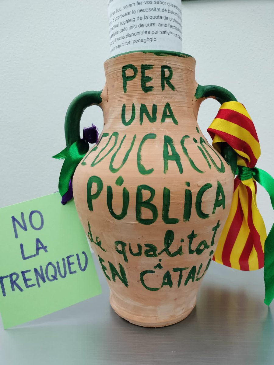 Avui ens ha visitat el conseller a l'IES Santa Margalida i en nom de l'assemblea del centre li hem fet entrega d'una gerra per l'educació pública, de qualitat i en català. Li hem explicat, com a treballadors docents, quines necessitats REALS tenim al centre, ara que resulta que +
