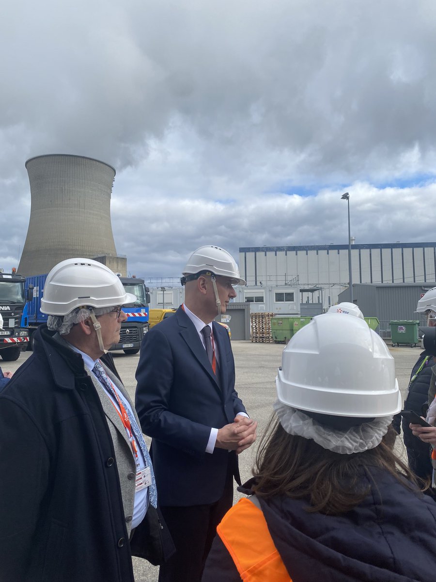 Visite de Roland Lescure, ministre délégué chargé de l’industrie et de l’énergie, à la centrale nucléaire du <a href="/EDFBugey/">EDF Bugey</a> 
✅ 4 réacteurs 900 MW 
✅ 40% de la consommation ⚡️ de la région 
✅ site qui accueillera la 3e paire d’EPR2 après Penly et Gravelines
#nucleaire