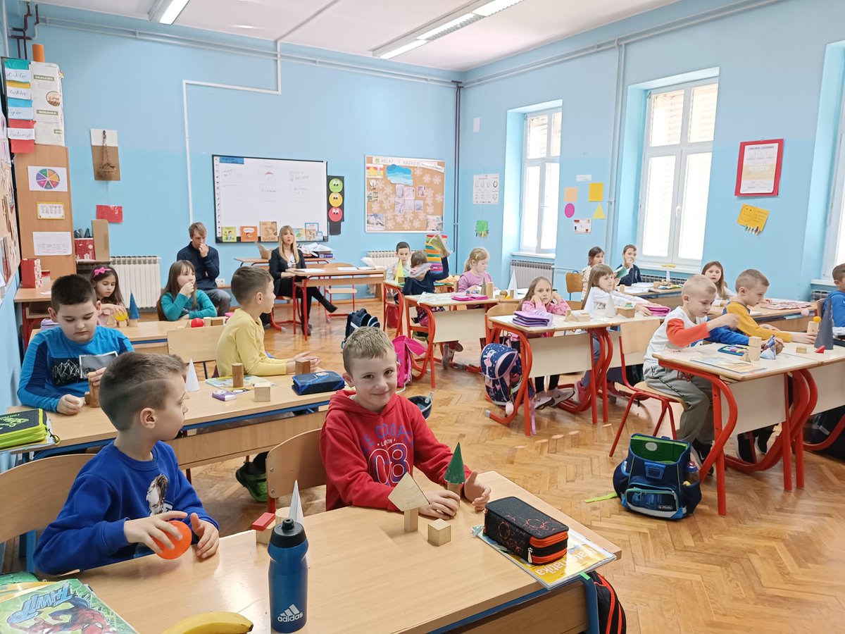 os_barilovic's tweet photo. Kolegijalno opažanje kod učiteljice Nade. Posjet prvašićima #Erasmus #SMILE #KA122 https://t.co/jZHlcQTrhW