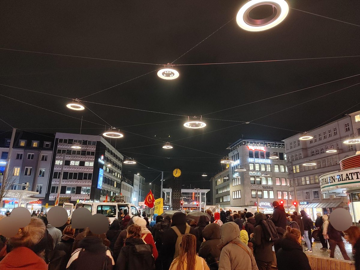 In #Bielefeld demonstrieren aktuell mehrere hundert Menschen in Gedenken an die Ermordeten des rechtsterroristischen Anschlags von Hanau. In den Reden gibt es nicht nur Kritik an rechtem Terror, sondern vor Allem auch an rassistischer staatlicher Praxis.