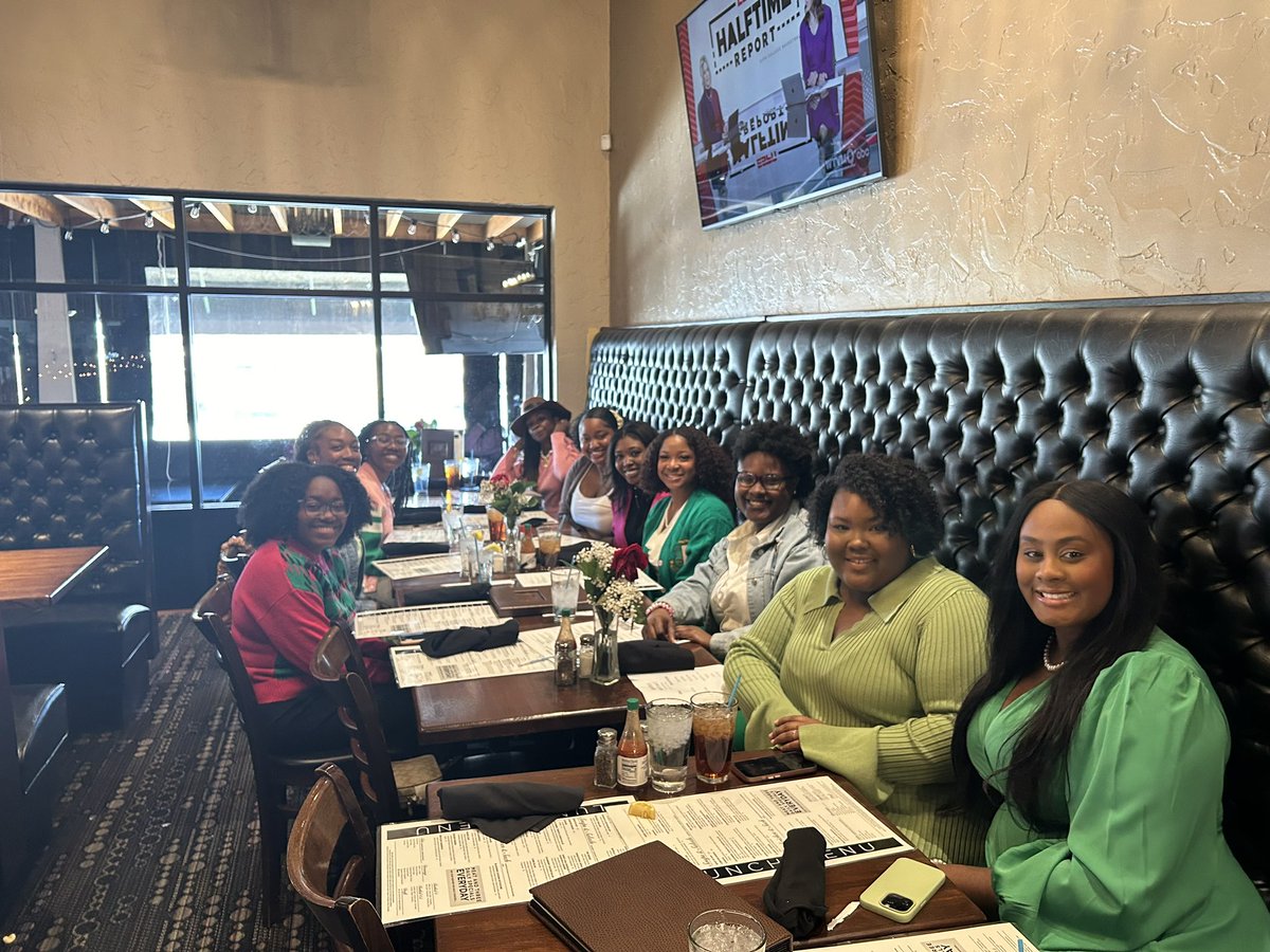 KXPearls's tweet photo. Yesterday, the ladies of the Kappa Chi Chapter kicked off Skee Week at Green Chapel Missionary Baptist Church and had lunch together after service!💓💚 
•
#skeeweek #akasoutheastern #soartogreaterheights #aka_uac https://t.co/ceq1ezDhww