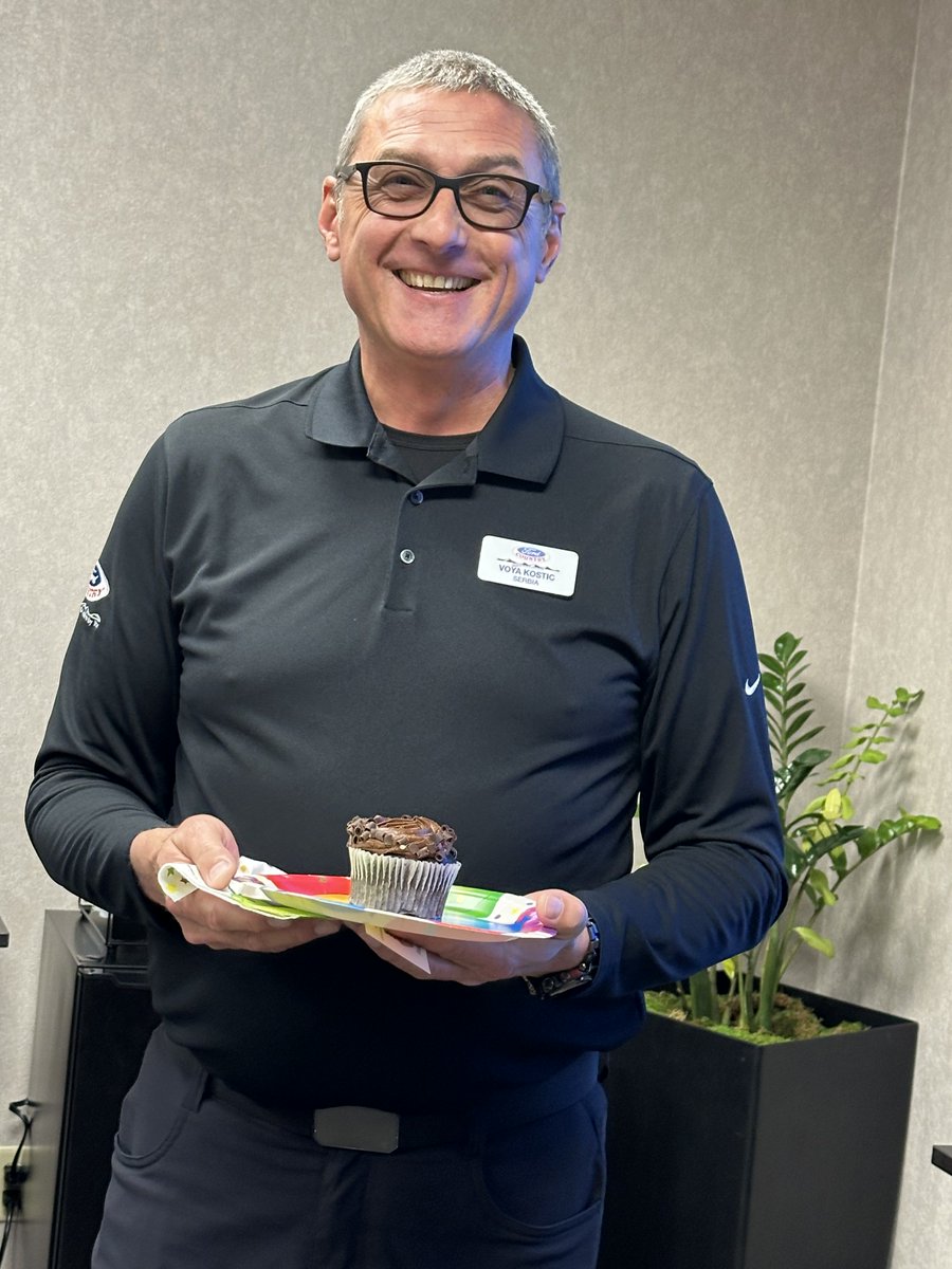 FordCountryLV's tweet image. Celebrating this month's birthdays with the same spirit that drives us every day. Here's to our team—more than just colleagues, we're family! Happy Birthday to our February stars! 🌟

#HappyBirthday #FebruaryBirthdays #FordCountryFamily #Birthday #Cupcakes #WorkFamily #February