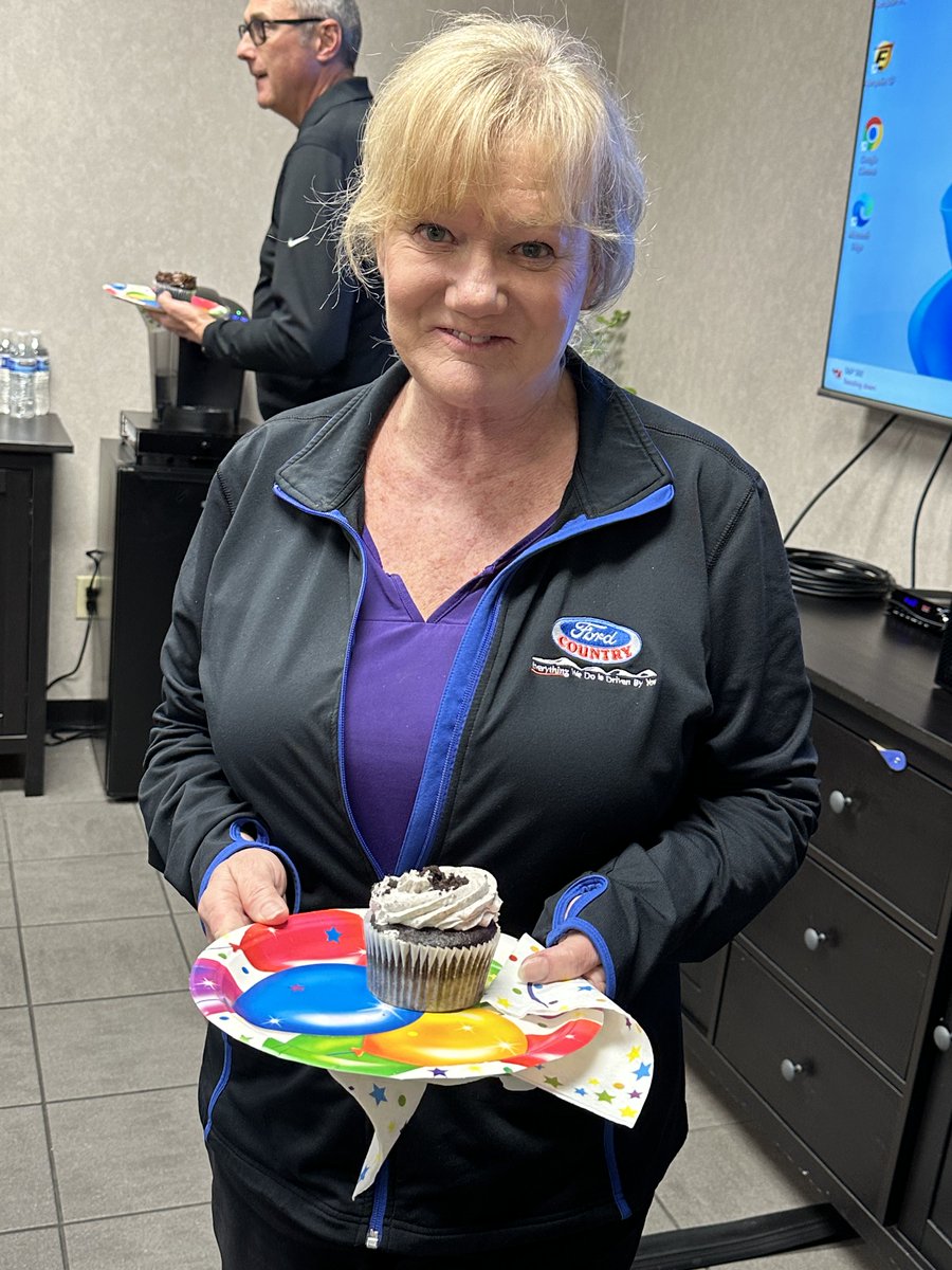 FordCountryLV's tweet image. Celebrating this month's birthdays with the same spirit that drives us every day. Here's to our team—more than just colleagues, we're family! Happy Birthday to our February stars! 🌟

#HappyBirthday #FebruaryBirthdays #FordCountryFamily #Birthday #Cupcakes #WorkFamily #February
