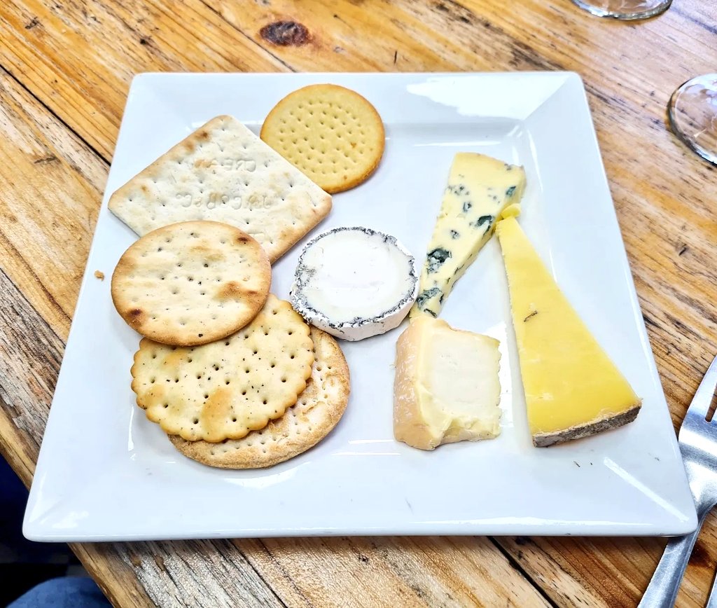 A delicious and insightful guided beer tasting with Lee from Terra Tempo at @Popnhops yesterday. Build, Break and Search all drank like juicy IPAs with the additional complexity of a wild beer. They were nicely paired with a @tycaws cheese selection.