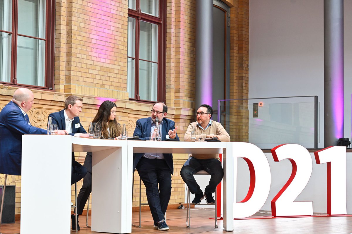 initiatived21's tweet photo. Jetzt diskutieren Nour Idelbi (Tech-Founderin), Martin Vesper (Pfeifer & Langen), Cawa Younosi (HR-Experte) und Stefan Latuski (@bundesagentur) über die Auswirkungen der Transformation des Arbeitsmarktes für verschiedene Generationen. #D21talk https://t.co/f50nX862Hu