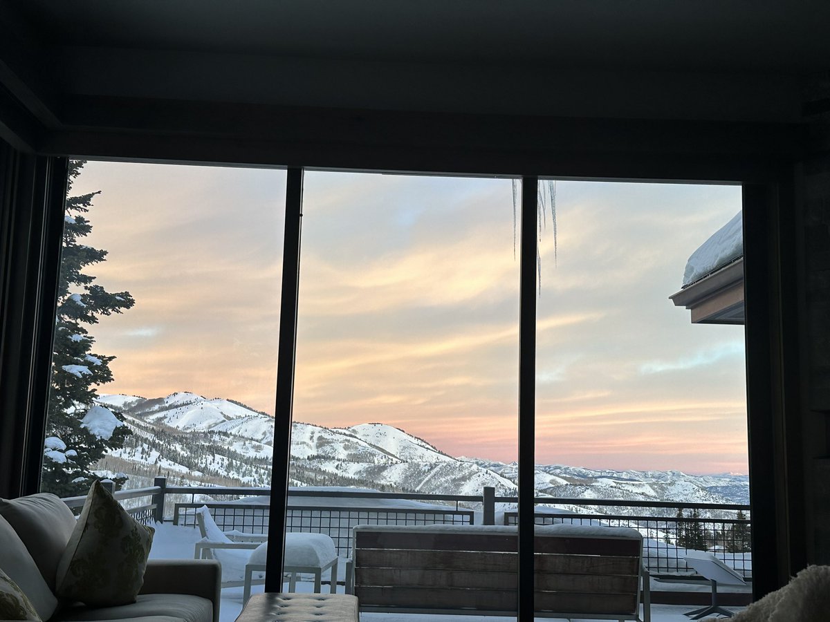 RealRomaDowney's tweet image. “Pink is the gentle whisper reminding us to appreciate life’s simple pleasures.” 
#pinksky #pinksunrise