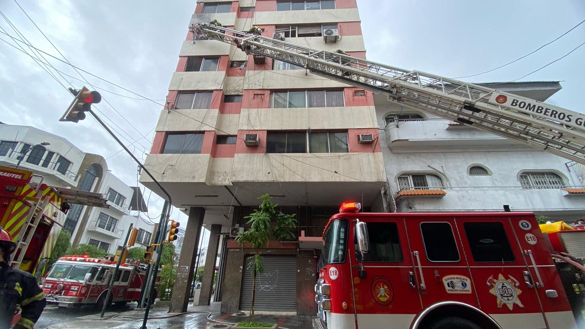 BomberosGYE's tweet photo. El incendio en un departamento del cuarto piso fue rápidamente controlado.

Actualmente, se llevan a cabo labores de ventilación. 🚒🚨No se reportan víctimas. https://t.co/OrseICYKxn