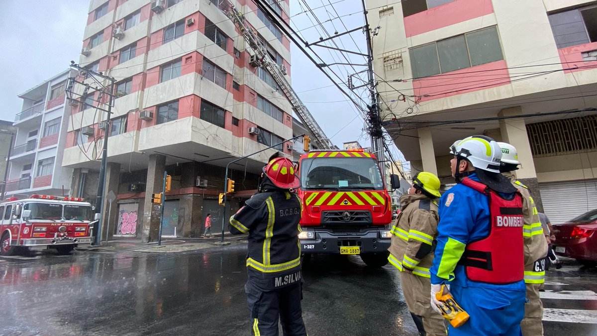 BomberosGYE's tweet photo. El incendio en un departamento del cuarto piso fue rápidamente controlado.

Actualmente, se llevan a cabo labores de ventilación. 🚒🚨No se reportan víctimas. https://t.co/OrseICYKxn